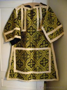 Antiguidades: Dalmática negra con motivos amarillos para liturgia católica.